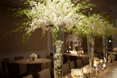 Tischdekoration-lange-Tafel-mit-hohen-Vasen-+-Blumen-weiÃŸ-M