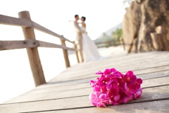 BrautstrauÃŸ-pink-auf-Holzsteg-im-Hintergrund-Brautpaar-M